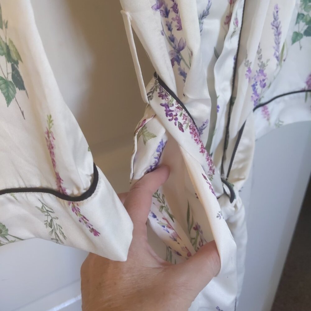 Monique Lhuillier x Pottery Barn Floral Print Satin Robe Size XS / S mono "J" - Picture 3 of 4